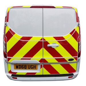 Tiekimas ir klijavimas gerai matomų ševroninių grafikų furgonui